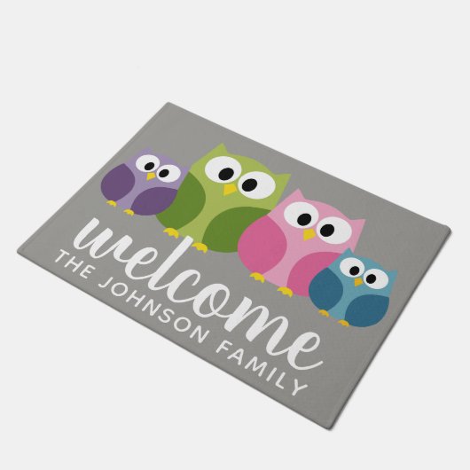 かわいい漫画フクロウの家族と名前をカスタムする ドアマット (アングル)