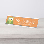 かわいい漫画フクロウ – オレンジと緑の名前をカスタムする デスクネームプレート (正面)