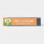 かわいい漫画フクロウ – オレンジと緑の名前をカスタムする デスクネームプレート (正面)