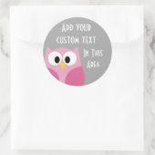 かわいい漫画フクロウ – ピンクとグレーの名前をカスタムする ラウンドシール (バッグ)