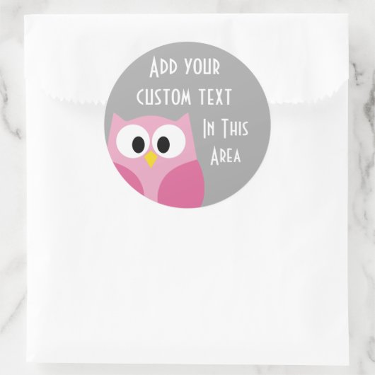 かわいい漫画フクロウ – ピンクとグレーの名前をカスタムする ラウンドシール (バッグ)