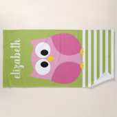 かわいい漫画フクロウ – ピンクとライムグリーン ビーチタオル (正面)