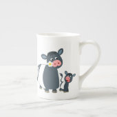 かわいい漫画ベルテッドガロウェイ牛と子牛 ボーンチャイナマグカップ (右)
