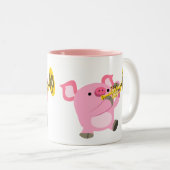 かわいい漫画遊豚のトランペットのマグカップ ツートーンマグカップ (正面右)