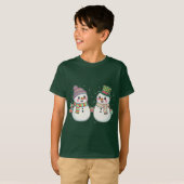 かわいい漫画雪だるまカップルの手を持つ | 冬 Tシャツ (正面フル)