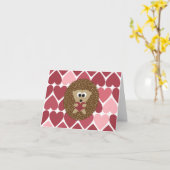 かわいい漫画HedgehogHedgehugsおよびキスの誕生日 カード (黄色い花)