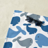 かわいい濃紺のコククジラのパーソナライズな子供 ビーチタオル (インサイチュ)