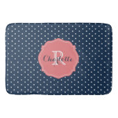 かわいい濃紺の水玉模様および珊瑚のモノグラム バスマット (正面)