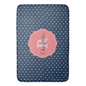 かわいい濃紺の水玉模様および珊瑚のモノグラム バスマット (正面縦)