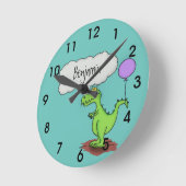 かわいい火の吹く緑のドラゴンおもしろい漫画 ラウンド壁時計 (傾斜)