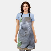 かわいい灰色のウサギ エプロン (着用した状態)