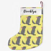 かわいい灰色のチンチラ漫画イラストレーション スモールクリスマスストッキング (裏面)