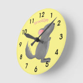 かわいい灰色のチンチラ漫画イラストレーション  ラウンド壁時計 (傾斜)