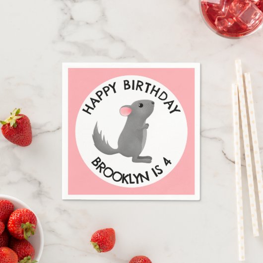 かわいい灰色のピンクのチンチラパーソナライズされた誕生日 スタンダードカクテルナプキン (インサイチュ)