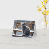 かわいい灰色の猫がベンチに座る冬の雪の白いグリーティングカード カード (黄色い花)