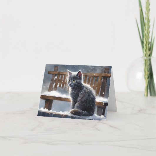 かわいい灰色の猫がベンチに座る冬の雪の白いグリーティングカード カード (正面)
