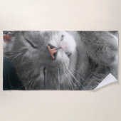 かわいい灰色猫のビーチタオル ビーチタオル (正面)