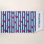 かわいい熱帯ピンクのベビーフラミンゴのネイビーストライプのブルー ビーチタオル (正面)