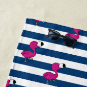 かわいい熱帯ピンクのベビーフラミンゴのネイビーストライプのブルー ビーチタオル (インサイチュ)