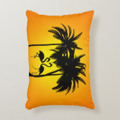 かわいい熱帯フラミンゴとヤシの木々の景勝 アクセントクッション (正面(垂直))