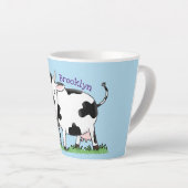 かわいい牛の緑のフィールド漫画イラストレーション カフェラテマグ (右アングル)