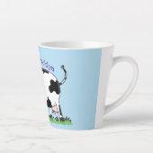 かわいい牛の緑のフィールド漫画イラストレーション カフェラテマグ (右)