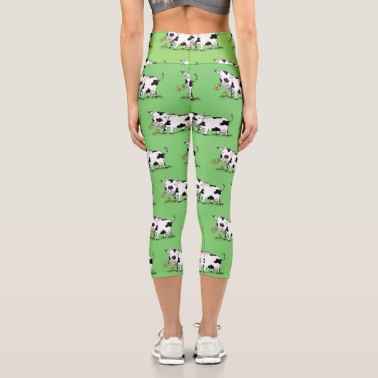 かわいい牛の緑のフィールド漫画イラストレーション カプリレギンス (裏面)