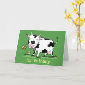 かわいい牛の緑のフィールド漫画イラストレーション カード (黄色い花)