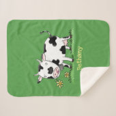 かわいい牛の緑のフィールド漫画イラストレーション シェルパブランケット (正面(横))