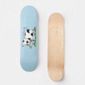 かわいい牛の緑のフィールド漫画イラストレーション スケートボード (正面)