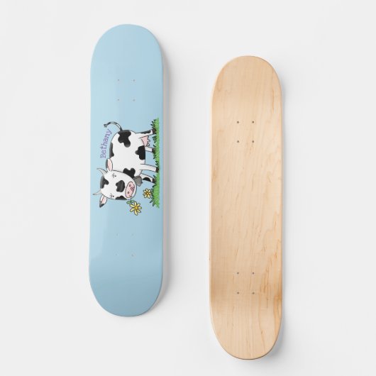 かわいい牛の緑のフィールド漫画イラストレーション スケートボード (正面)
