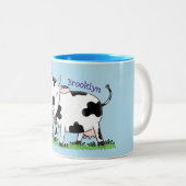 かわいい牛の緑のフィールド漫画イラストレーション ツートーンマグカップ (正面右)