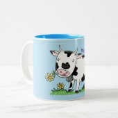 かわいい牛の緑のフィールド漫画イラストレーション ツートーンマグカップ (正面左)