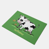 かわいい牛の緑のフィールド漫画イラストレーション ドアマット (アングル)