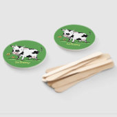 かわいい牛の緑のフィールド漫画イラストレーション ハンドファン (組立なし)