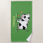 かわいい牛の緑のフィールド漫画イラストレーション ビーチタオル (正面)