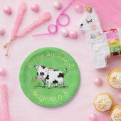 かわいい牛の緑のフィールド漫画イラストレーション ペーパープレート (パーティー)