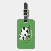 かわいい牛の緑のフィールド漫画イラストレーション ラゲッジタグ (正面縦)