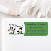 かわいい牛の緑のフィールド漫画イラストレーション ラベル (インサイチュ)