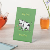 かわいい牛の緑のフィールド漫画イラストレーション 台座サイン (インサイチュ)