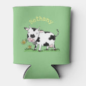 かわいい牛の緑のフィールド漫画イラストレーション 缶クーラー (正面)