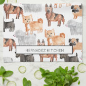 かわいい犬がキッチンタオルをペットにする キッチンタオル (折り畳み)