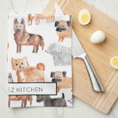 かわいい犬がキッチンタオルをペットにする キッチンタオル (四つ折り)