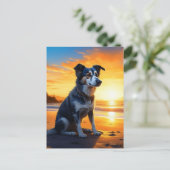 かわいい犬が夕焼けのビーチで挨 ポストカード (スタンド正面)