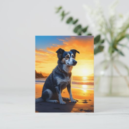 かわいい犬が夕焼けのビーチで挨 ポストカード (スタンド正面)