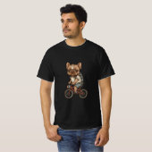 かわいい犬が服を着て自転車に乗おもしろいる Tシャツ (正面フル)