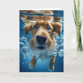 かわいい犬が水中で泳ぐ挨拶空白の カード (正面)