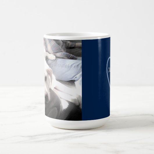 かわいい犬が親友の青と座っている写真 コーヒーマグカップ (中央)