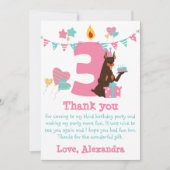 かわいい犬とケーキの横に数字の3 サードバースデー サンキューカード (正面)