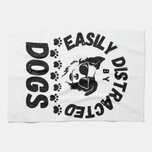かわいい犬に気を取られるペット愛好家フリットTシャツ キッチンタオル